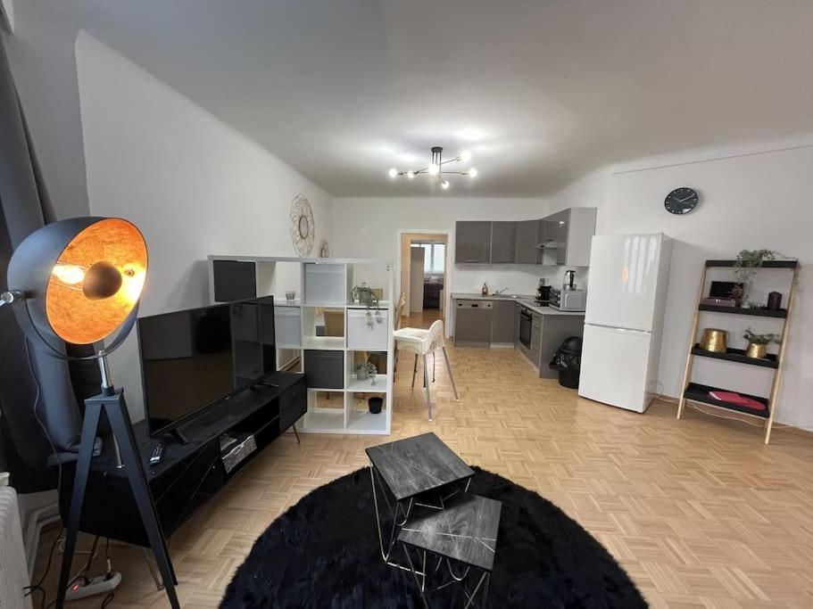 *Luxurious And Spacious Family Apartment* Wina Bagian luar foto