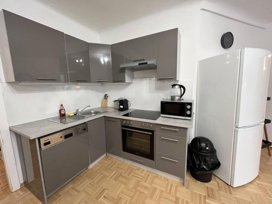 *Luxurious And Spacious Family Apartment* Wina Bagian luar foto